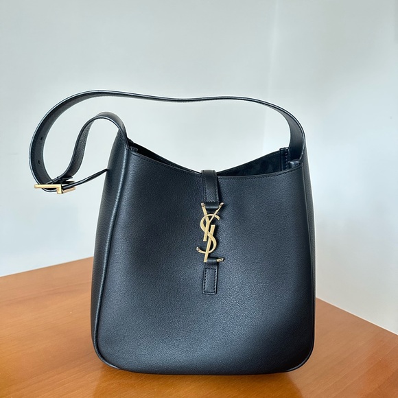 Saint Laurent Handbags - Saint Laurent Le 5 a 7 supple black